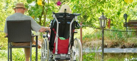 Seniorenbetreuung im Freien Pflege und Natur Barrierefreies Leben Begleitung im Alter Pflege im Grünen Rollstuhlgerechte Pflege Pflege und Lebensqualität Gemeinsam im Alter Betreuung in der Natur Seniorenpflege und Entspannung