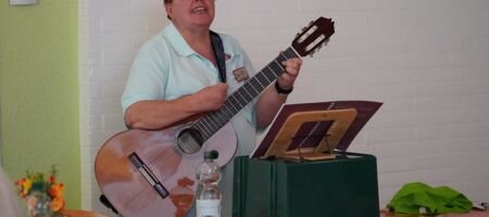 Musiktherapie Musik im Pflegeheim Seniorenaktivitäten Gemeinsames Musizieren Musikalische Unterhaltung Pflegeheim Freizeitprogramm Therapeutische Musik Seniorenbetreuung mit Musik Aktivitäten im Alter Musik für Senioren