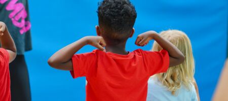 Kindliche Stärke Kinderaktivität Selbstbewusste Kinder Bewegung und Spiel Gesunde Kinderentwicklung Starke Kinder Kindersport Fröhliche Kindheit Aktive Kinder Gemeinsam stark